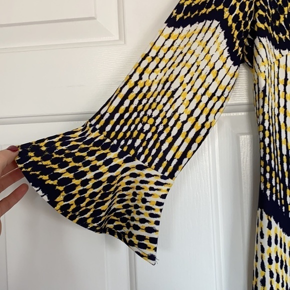 ILE New York yellow and navy shift dress with flared sleeves. - Picture 4 of 14